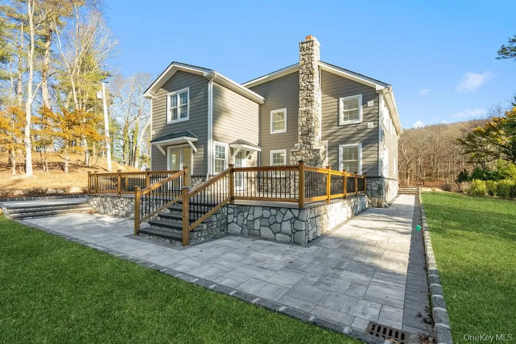 89 Mill River Road Upper Brookville NY 11771
