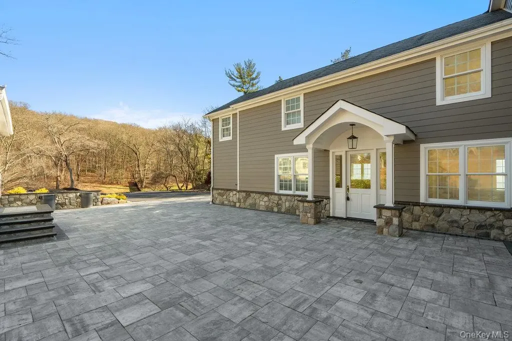 89 Mill River Road Upper Brookville NY 11771