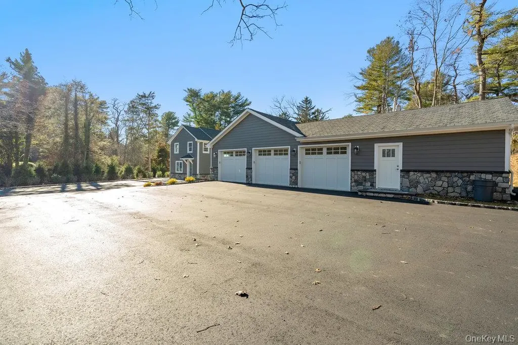 89 Mill River Road Upper Brookville NY 11771