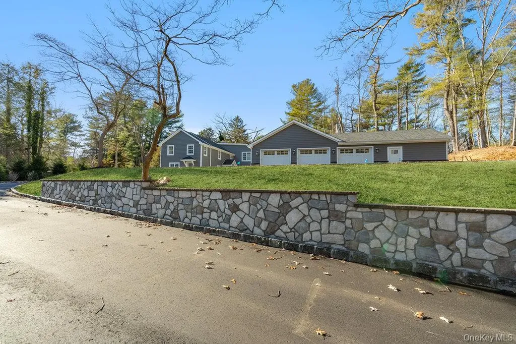 89 Mill River Road Upper Brookville NY 11771