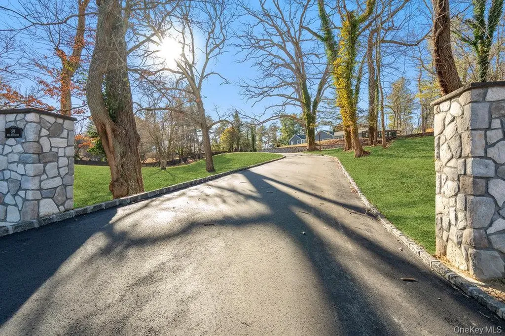 89 Mill River Road Upper Brookville NY 11771