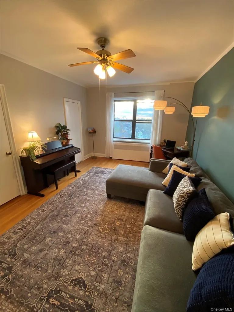 141 Wyckoff Place Woodmere NY 11598