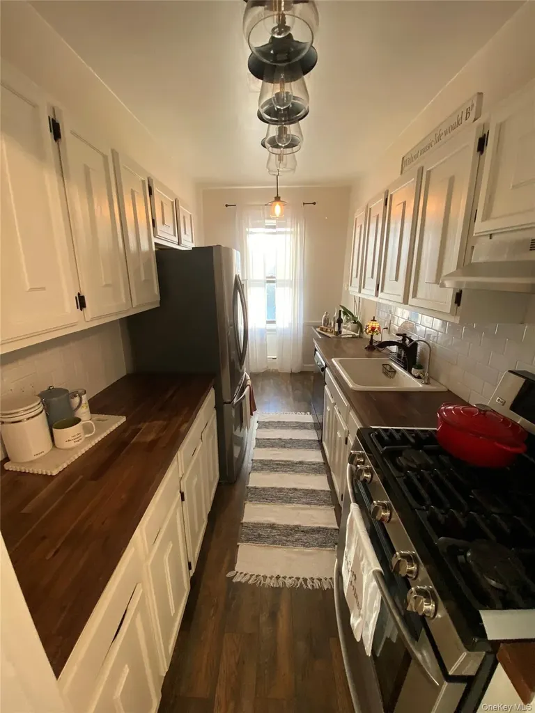 141 Wyckoff Place Woodmere NY 11598