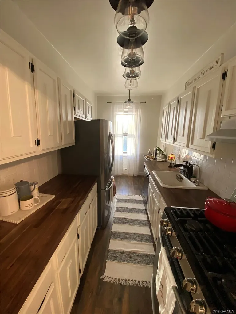 141 Wyckoff Place Woodmere NY 11598
