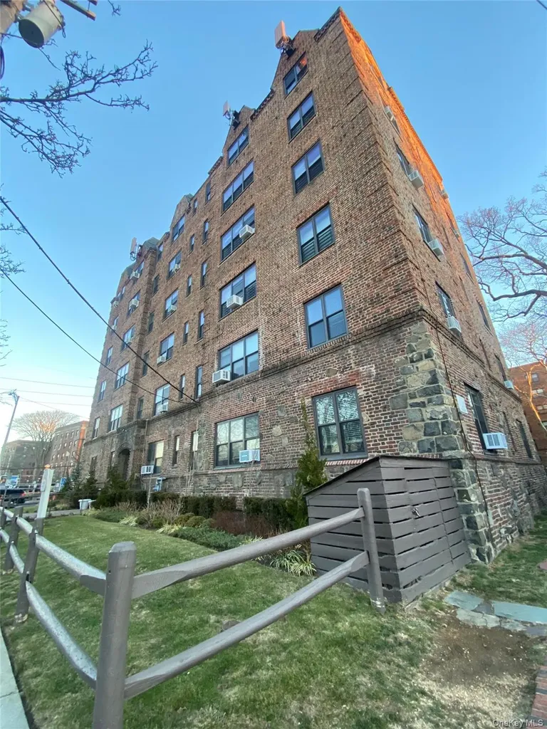141 Wyckoff Place Woodmere NY 11598