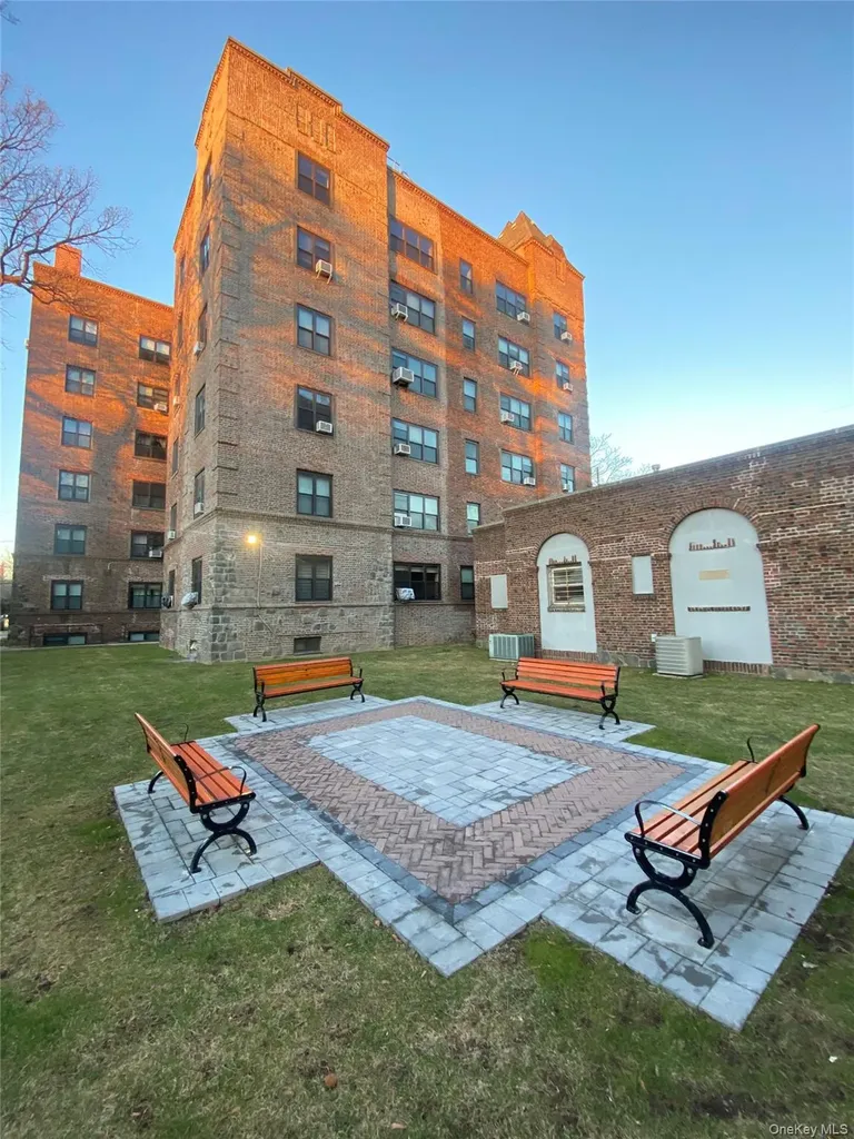 141 Wyckoff Place Woodmere NY 11598