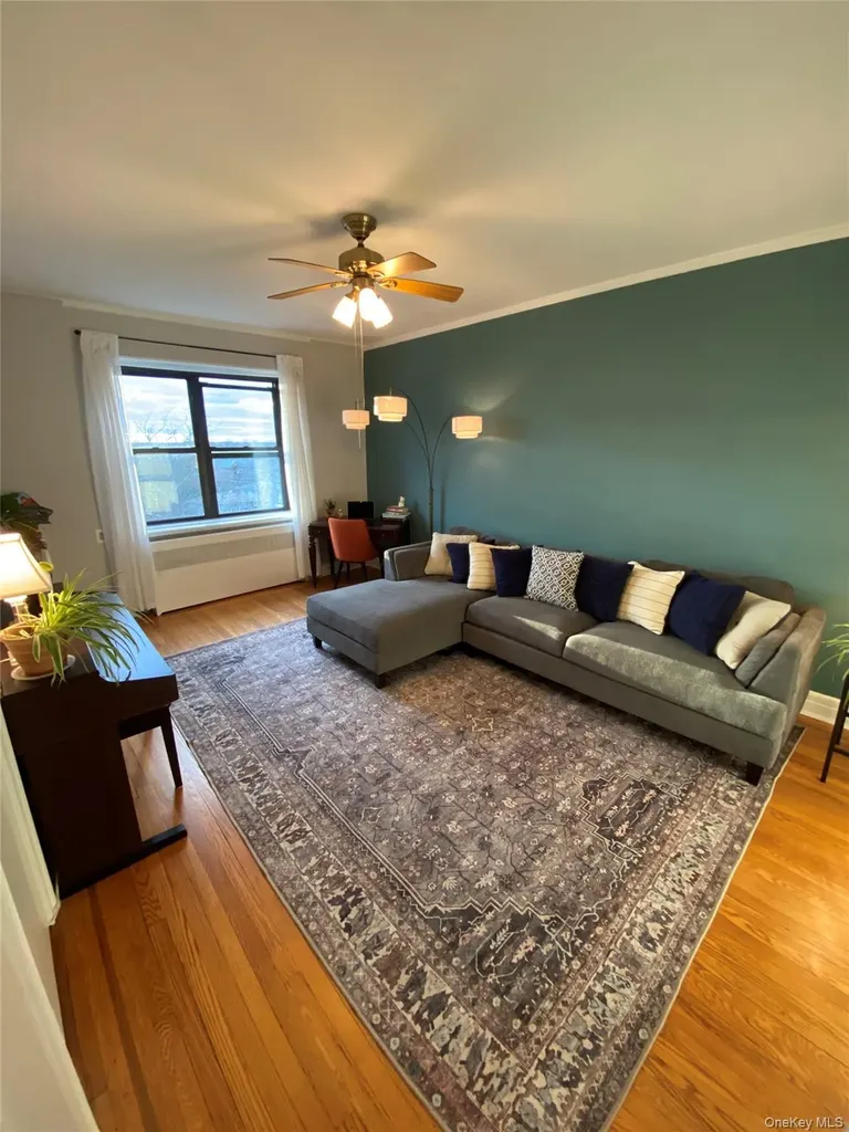 141 Wyckoff Place Woodmere NY 11598