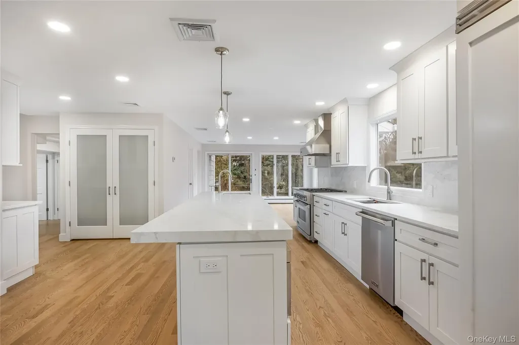 20 Rolling Drive Brookville NY 11545