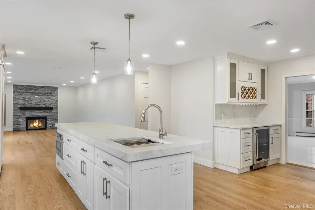 20 Rolling Drive Brookville NY 11545