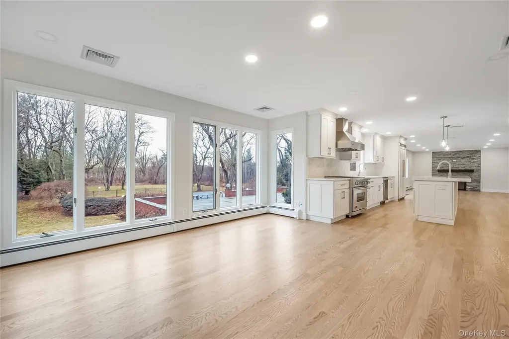 20 Rolling Drive Brookville NY 11545