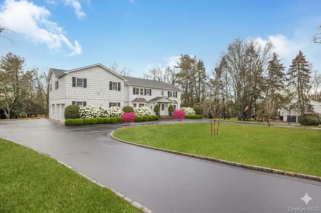 20 Rolling Drive Brookville NY 11545