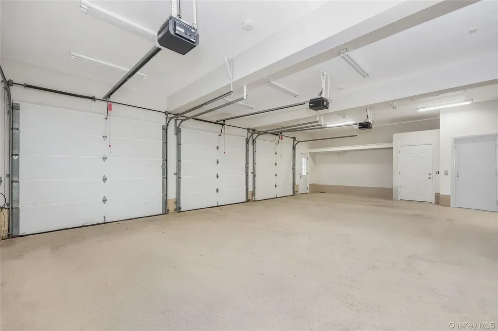 20 Rolling Drive Brookville NY 11545