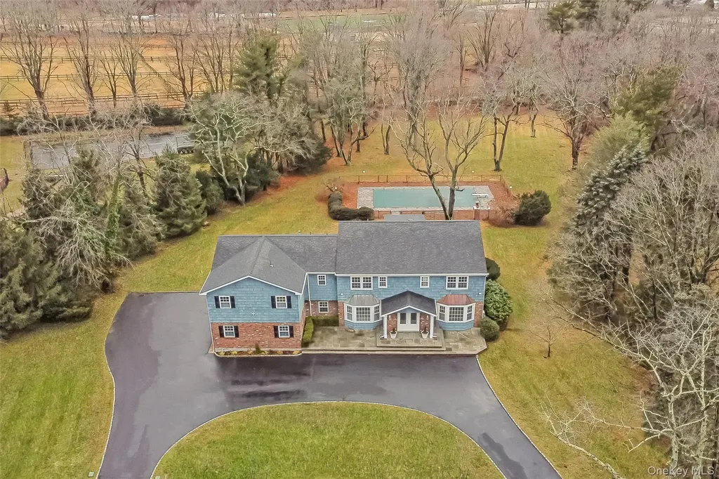 20 Rolling Drive Brookville NY 11545