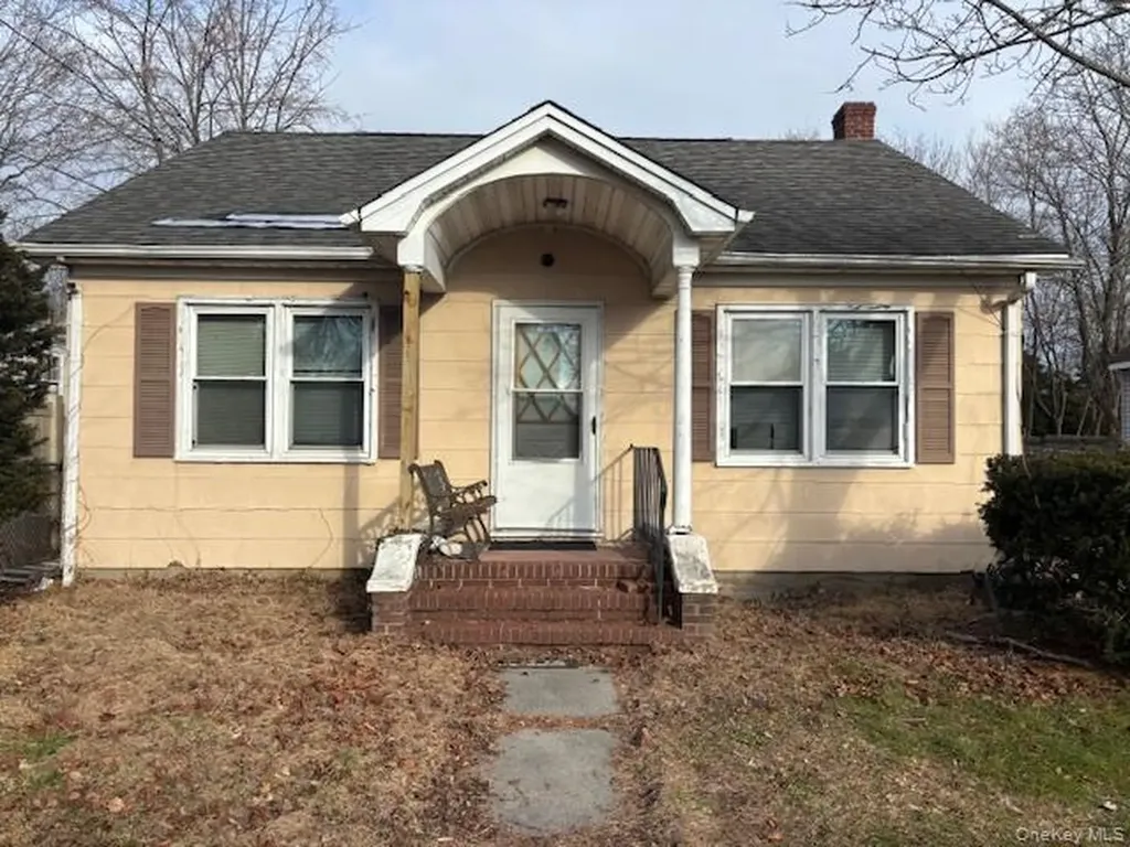 364 Hamilton Avenue Riverhead NY 11901