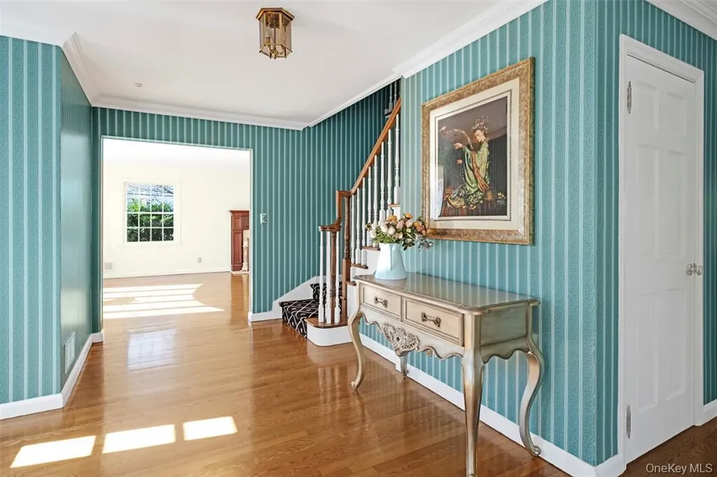 695 Hunt Lane Manhasset NY 11030