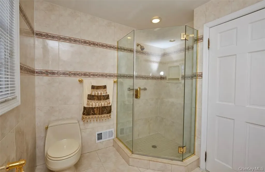695 Hunt Lane Manhasset NY 11030