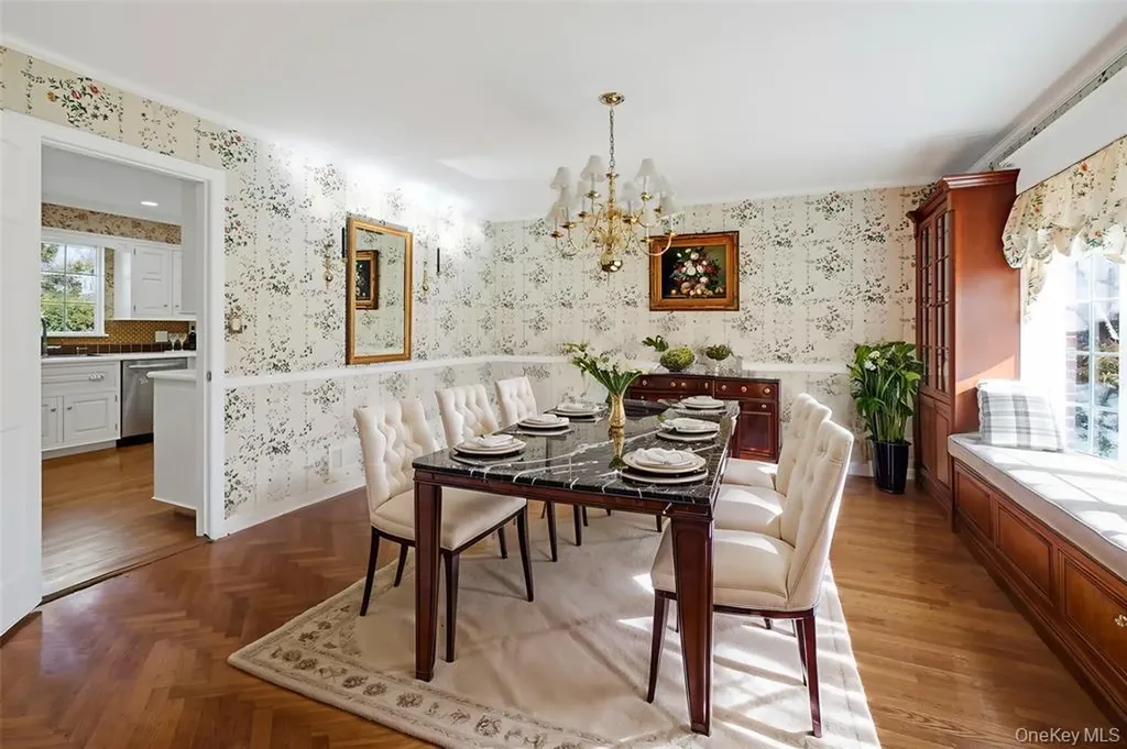 695 Hunt Lane Manhasset NY 11030