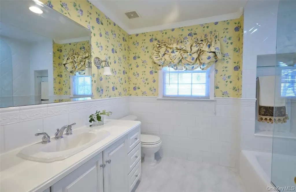 695 Hunt Lane Manhasset NY 11030