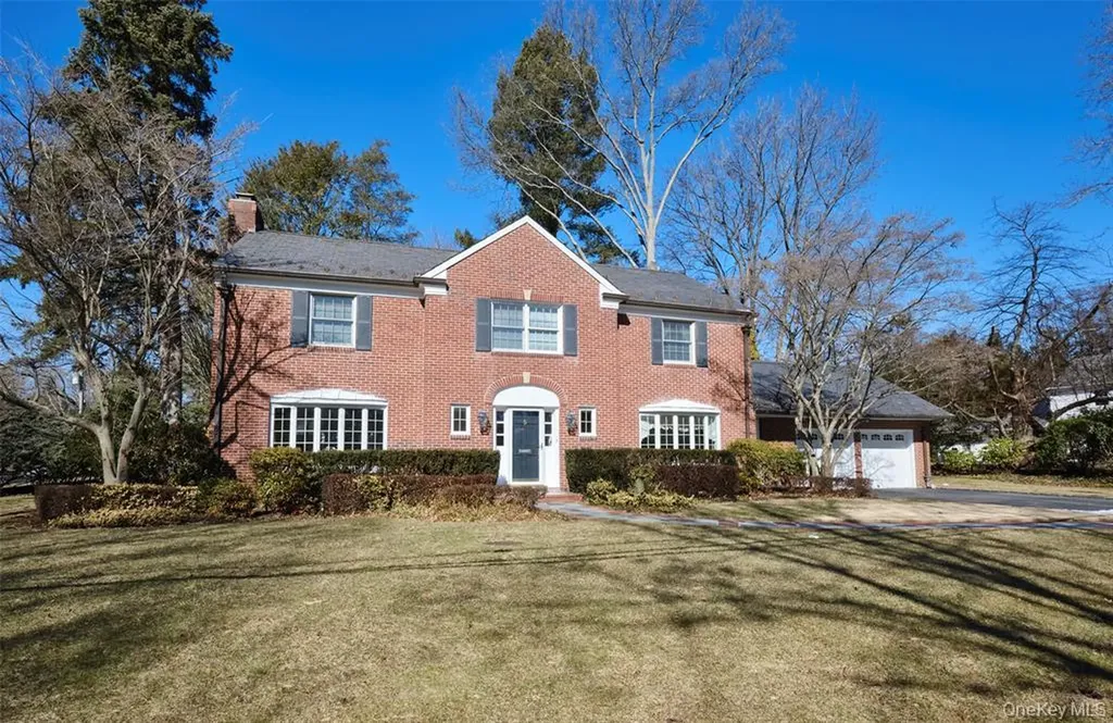 695 Hunt Lane Manhasset NY 11030