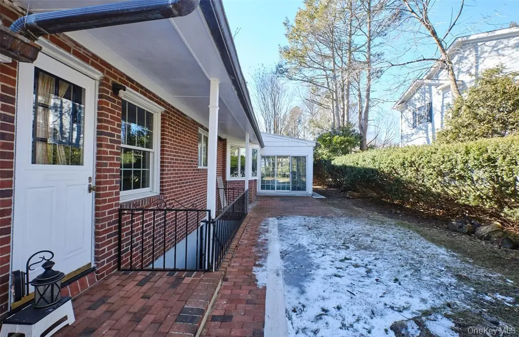 695 Hunt Lane Manhasset NY 11030