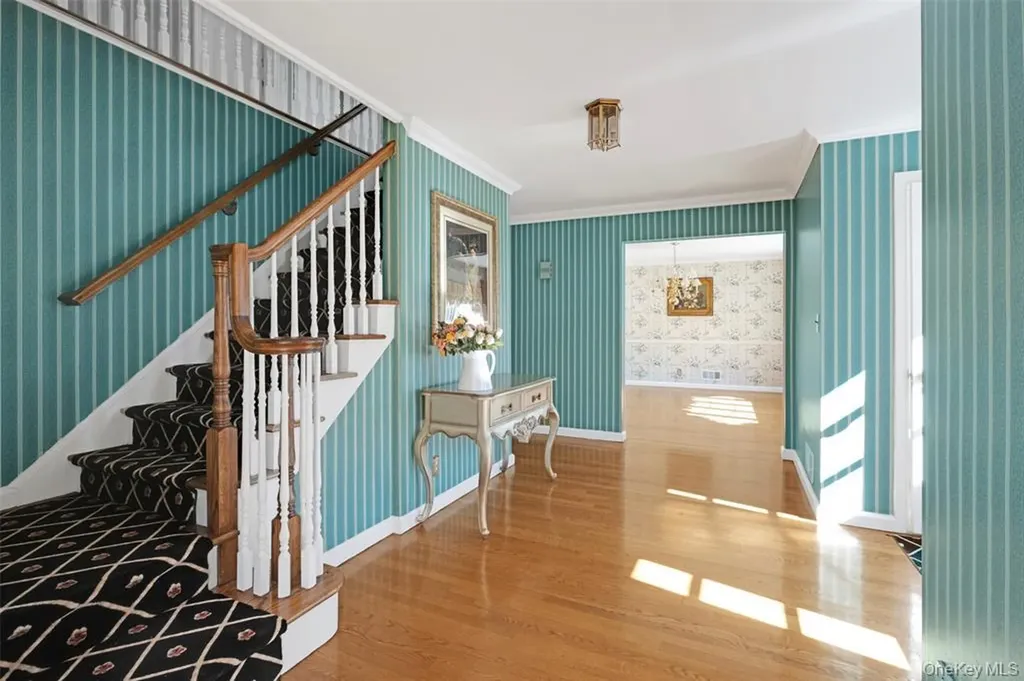 695 Hunt Lane Manhasset NY 11030