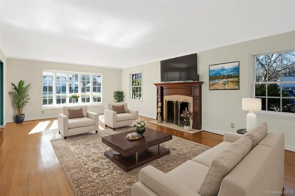 695 Hunt Lane Manhasset NY 11030
