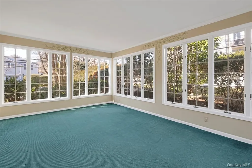 695 Hunt Lane Manhasset NY 11030