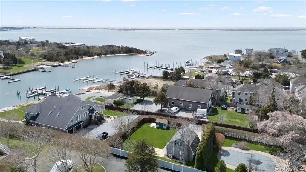 25 Gardners Lane Hampton Bays NY 11946