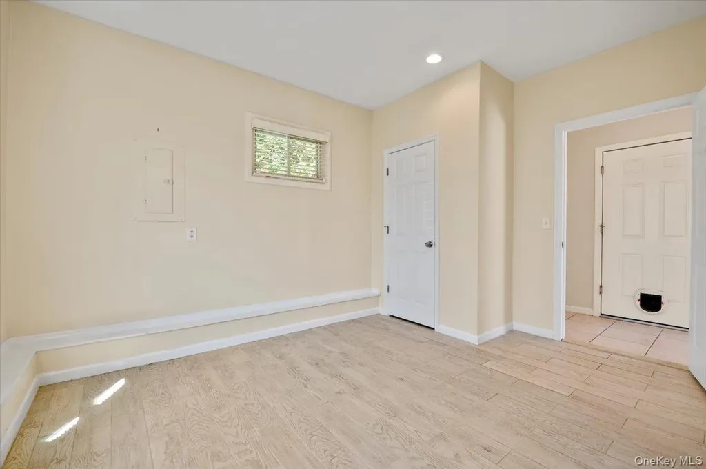 25 Gardners Lane Hampton Bays NY 11946