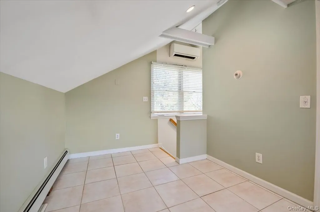25 Gardners Lane Hampton Bays NY 11946