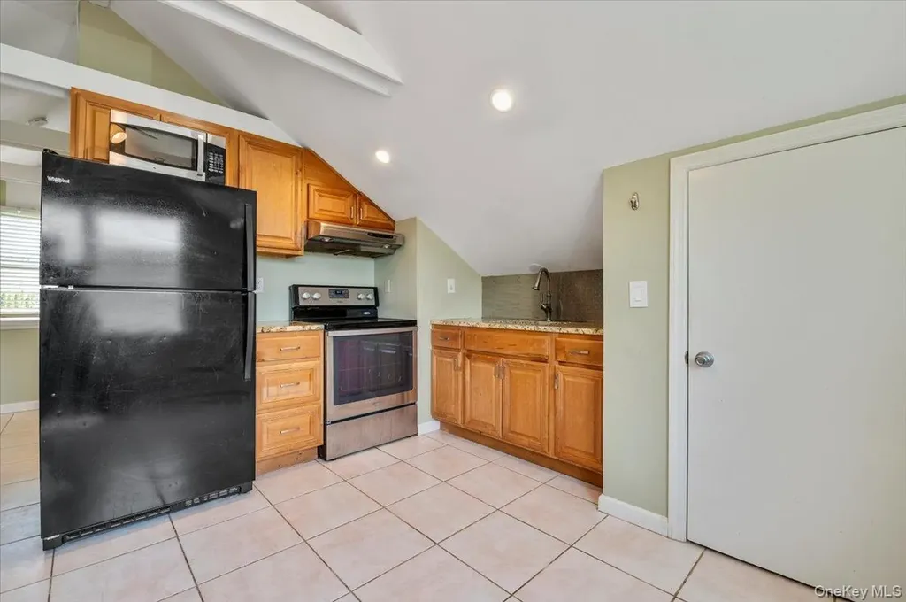 25 Gardners Lane Hampton Bays NY 11946