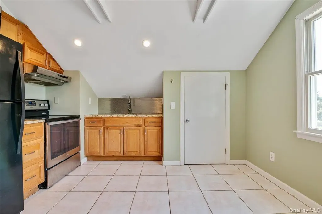 25 Gardners Lane Hampton Bays NY 11946