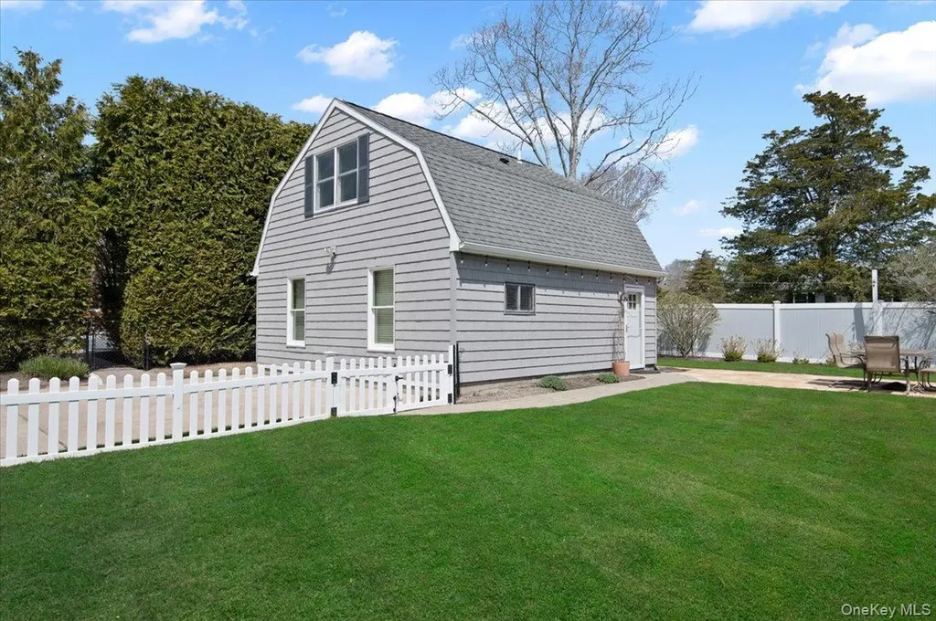 25 Gardners Lane Hampton Bays NY 11946