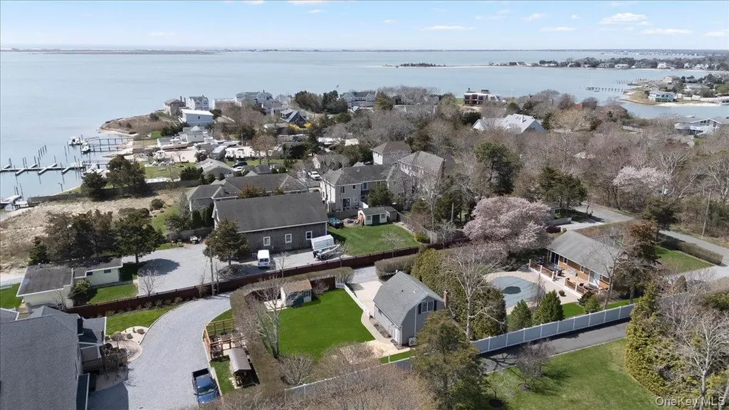 25 Gardners Lane Hampton Bays NY 11946
