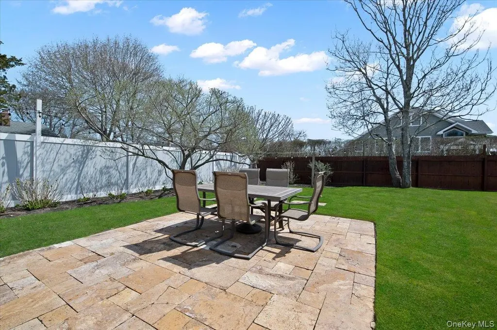 25 Gardners Lane Hampton Bays NY 11946