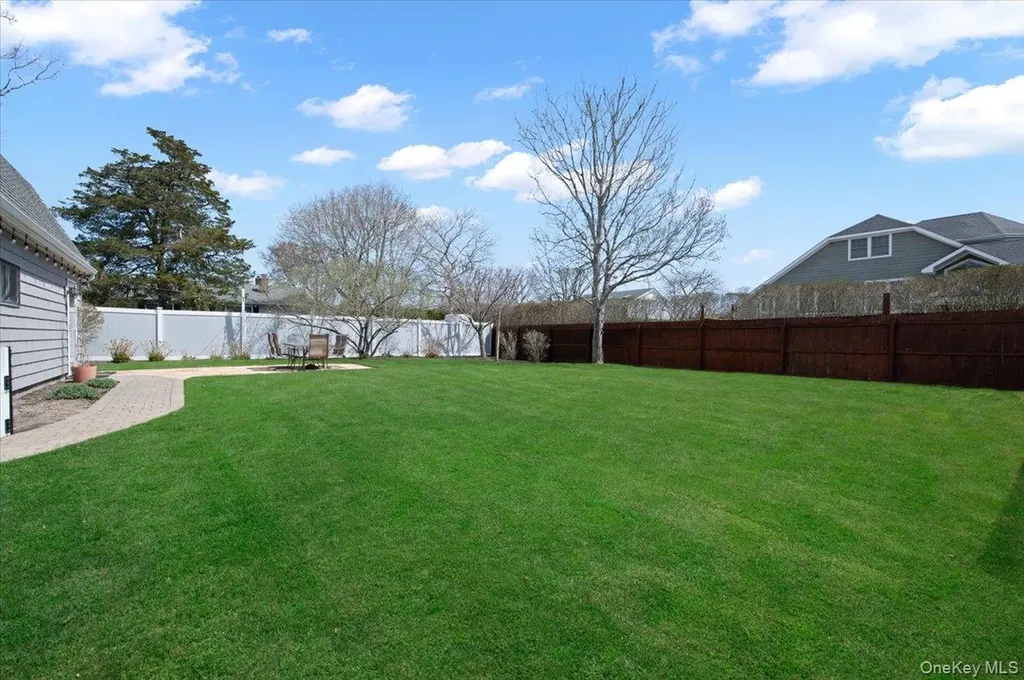 25 Gardners Lane Hampton Bays NY 11946
