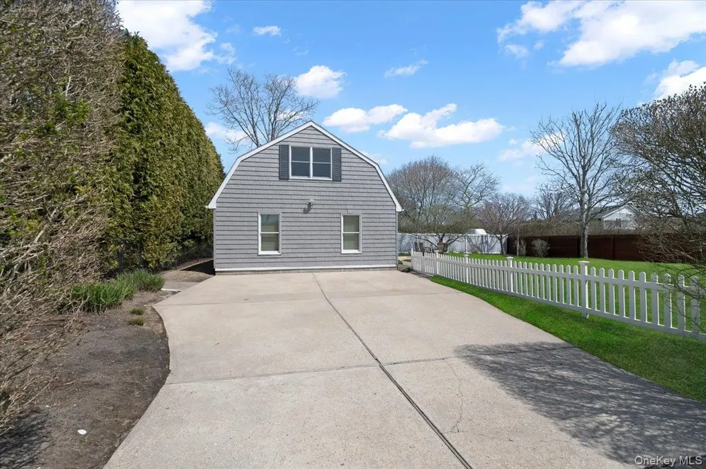 25 Gardners Lane Hampton Bays NY 11946
