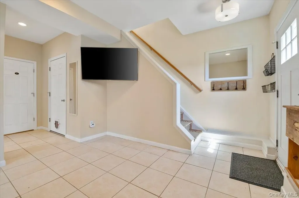 25 Gardners Lane Hampton Bays NY 11946