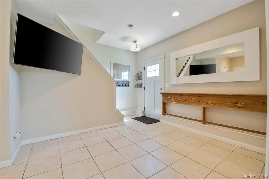 25 Gardners Lane Hampton Bays NY 11946