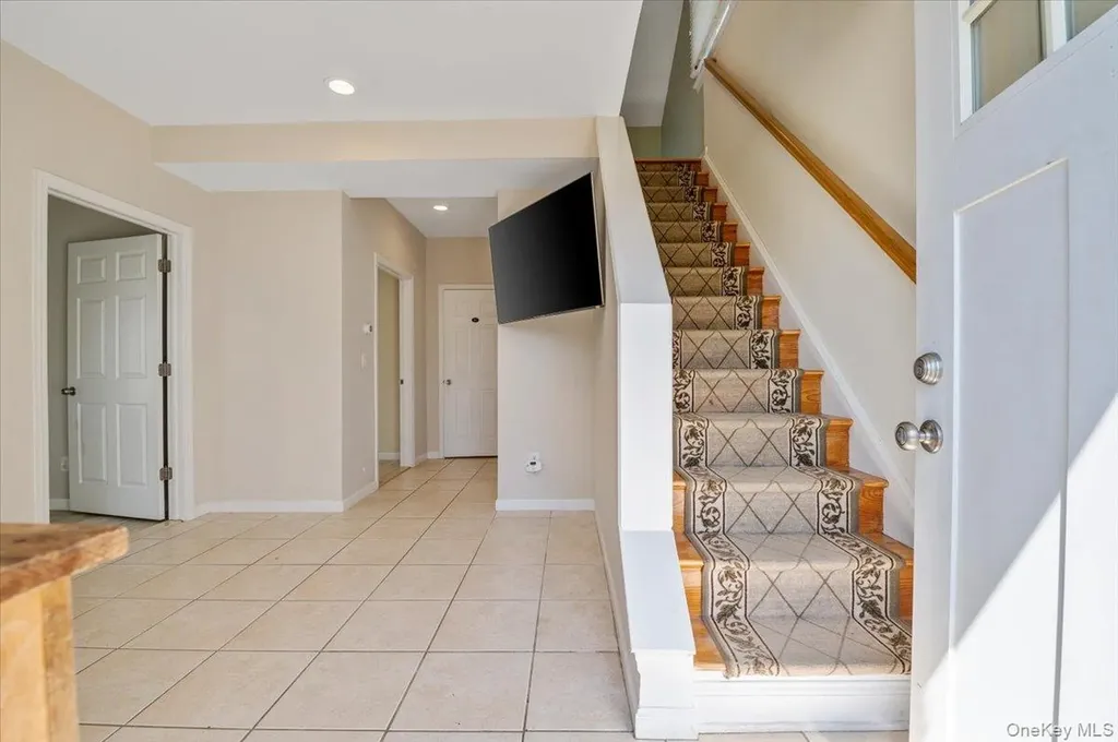 25 Gardners Lane Hampton Bays NY 11946