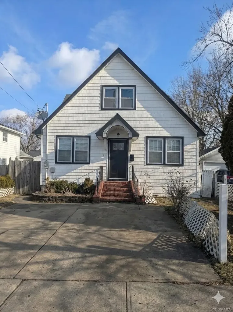 27 Brook Avenue Bay Shore NY 11706