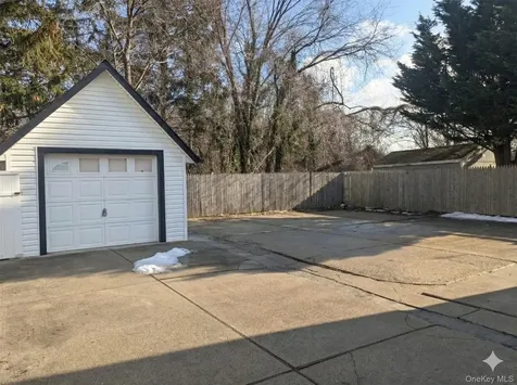 27 Brook Avenue Bay Shore NY 11706