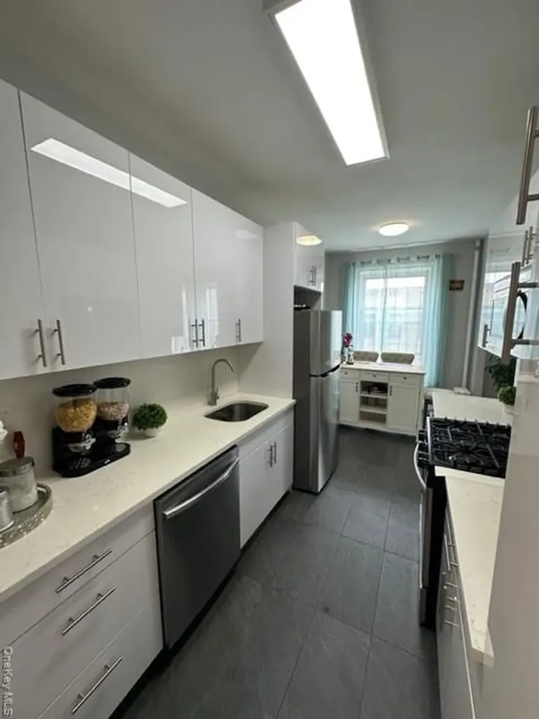 2081 Cruger Avenue Bronx NY 10462