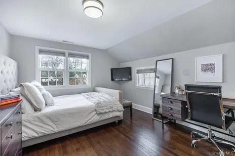 94 Round Hill Road Scarsdale NY 10583
