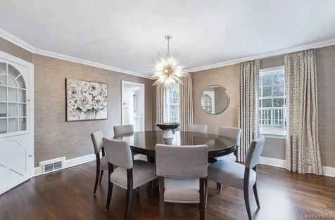 94 Round Hill Road Scarsdale NY 10583