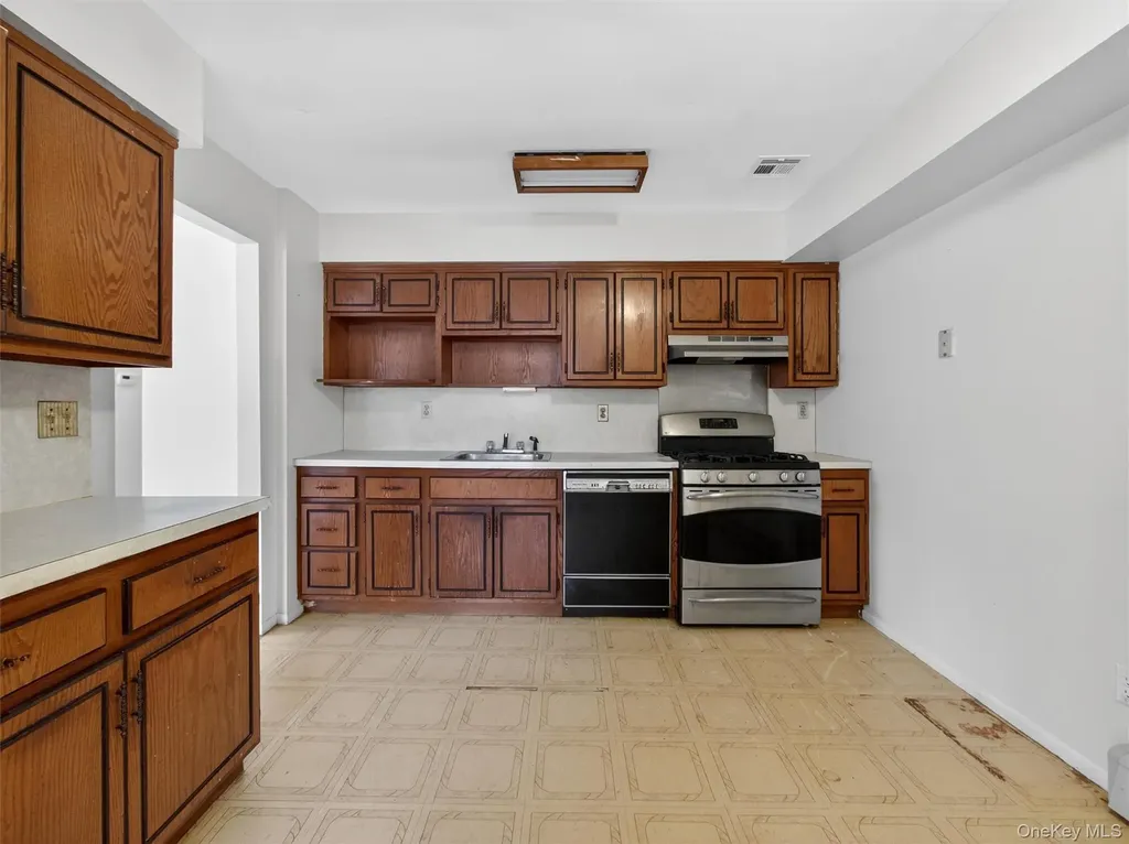 15 Pauline Court Spring Valley NY 10977