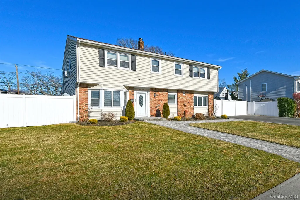 53 Clay Lane Levittown NY 11756