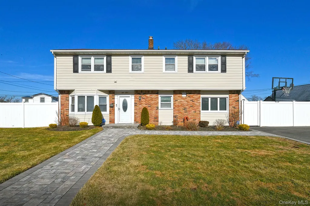 53 Clay Lane Levittown NY 11756