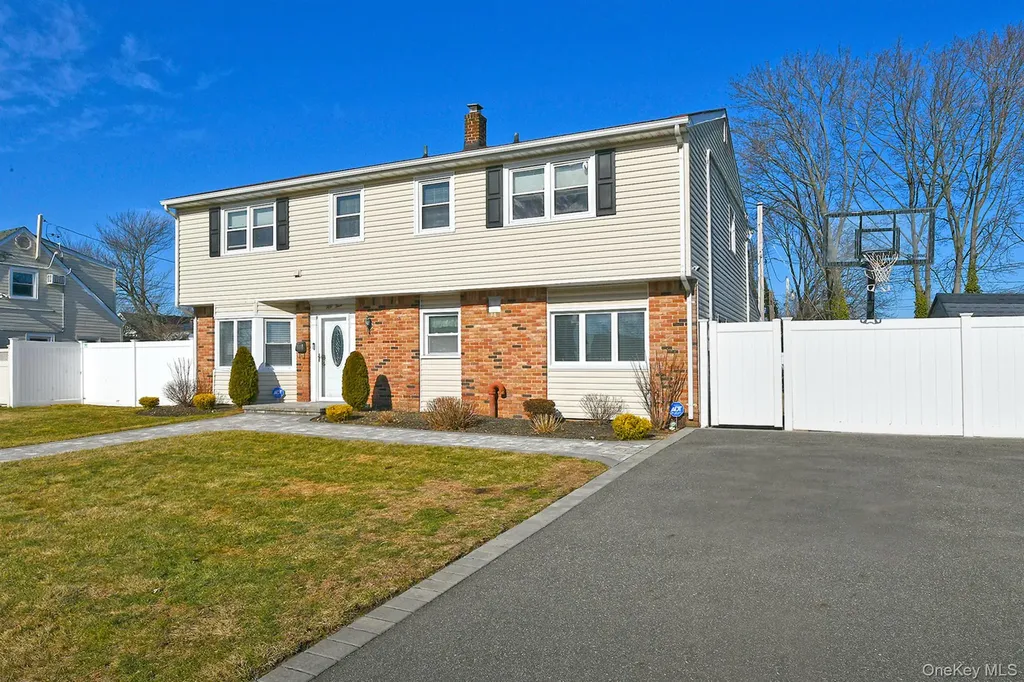 53 Clay Lane Levittown NY 11756