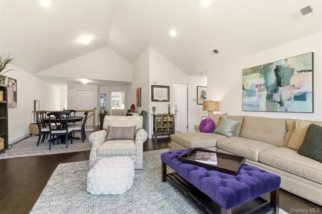 28 Steven Circle Dix Hills NY 11746